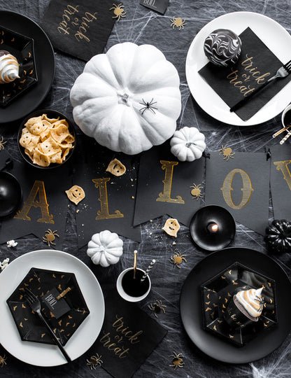 6 črno-zlatih kartonskih krožnikov v obliki netopirjev 20 cm šesterokotno