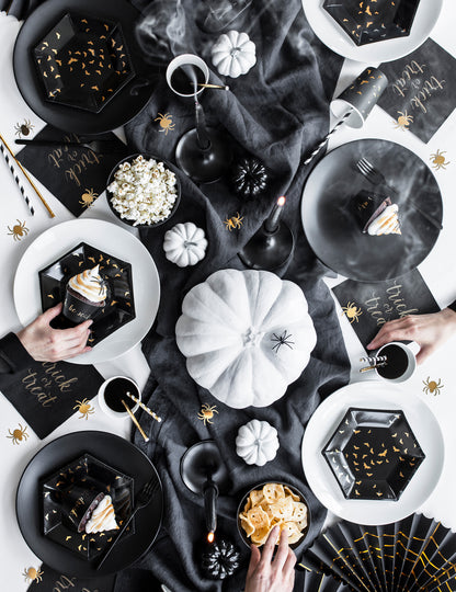 6 črno-zlatih kartonskih krožnikov v obliki netopirjev 20 cm šesterokotno