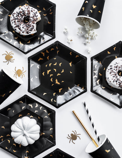 6 črno-zlatih kartonskih krožnikov v obliki netopirjev 20 cm šesterokotno