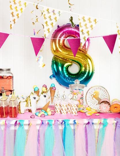 Mise en scène de table d'anniversaire des assiettes en carton Licorne holographiques