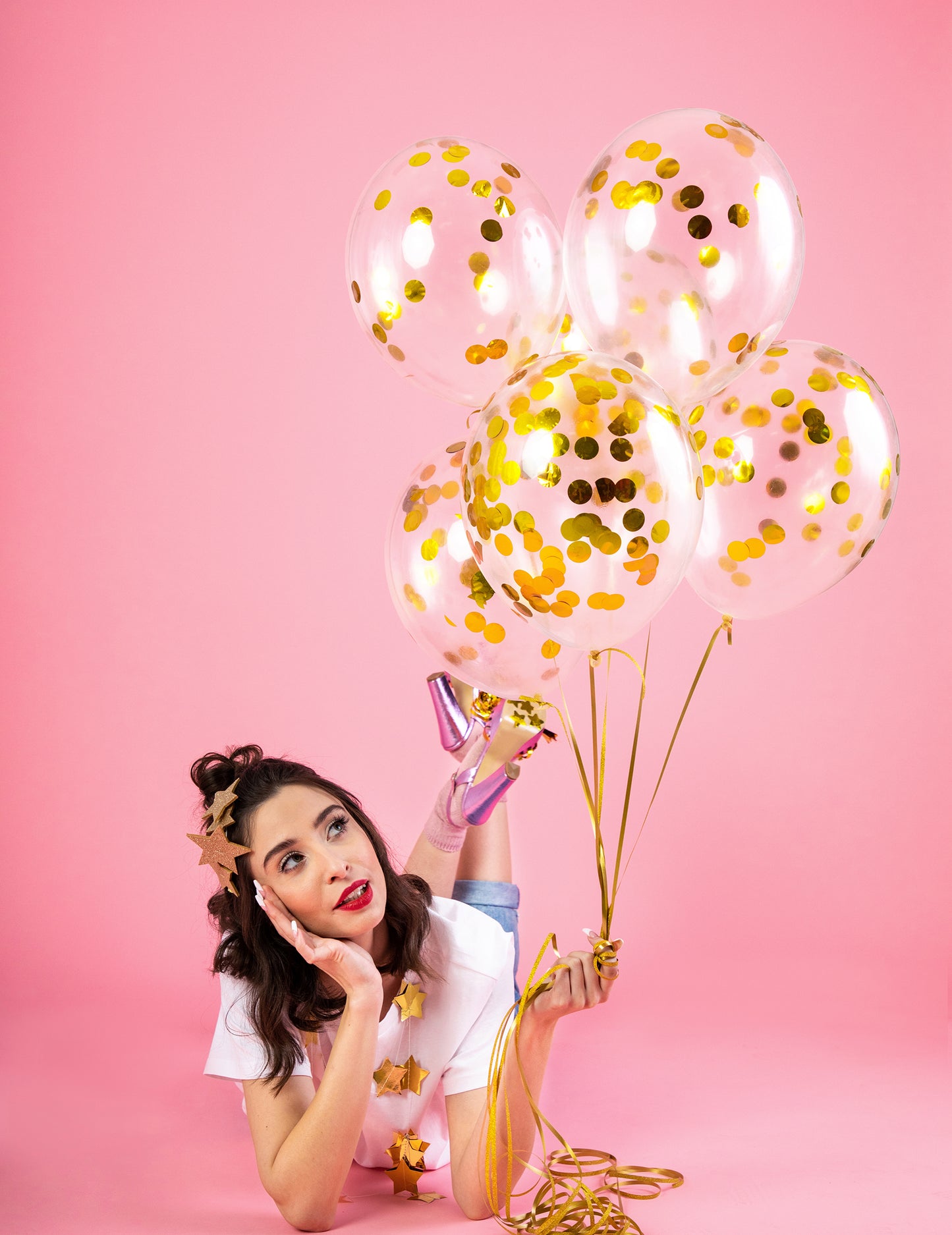 Mise en situation du ballon transparent à confettis pour fête avec confettis dorés