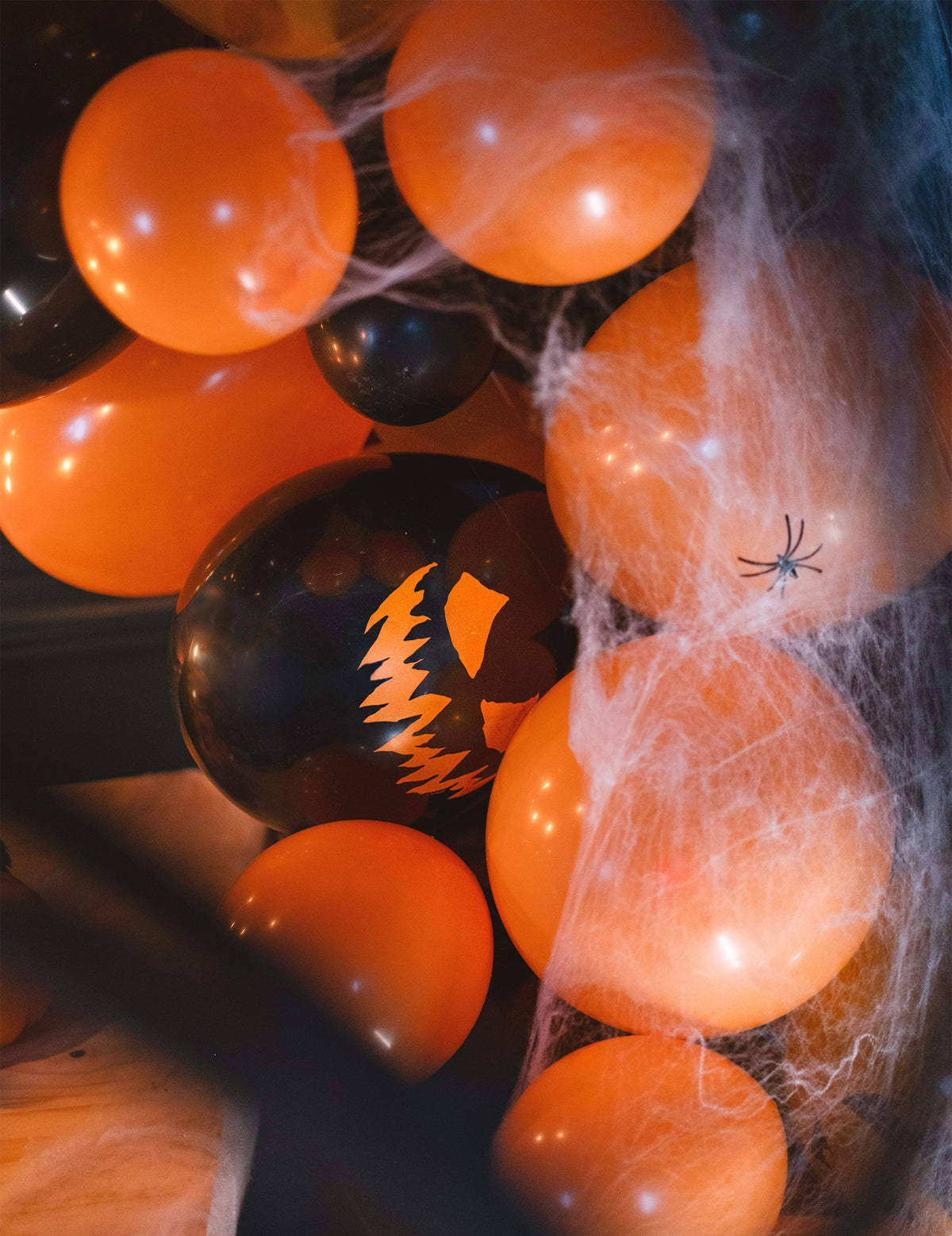 Gros plan sur la toile d'araignée des ballons citrouille terrifiante