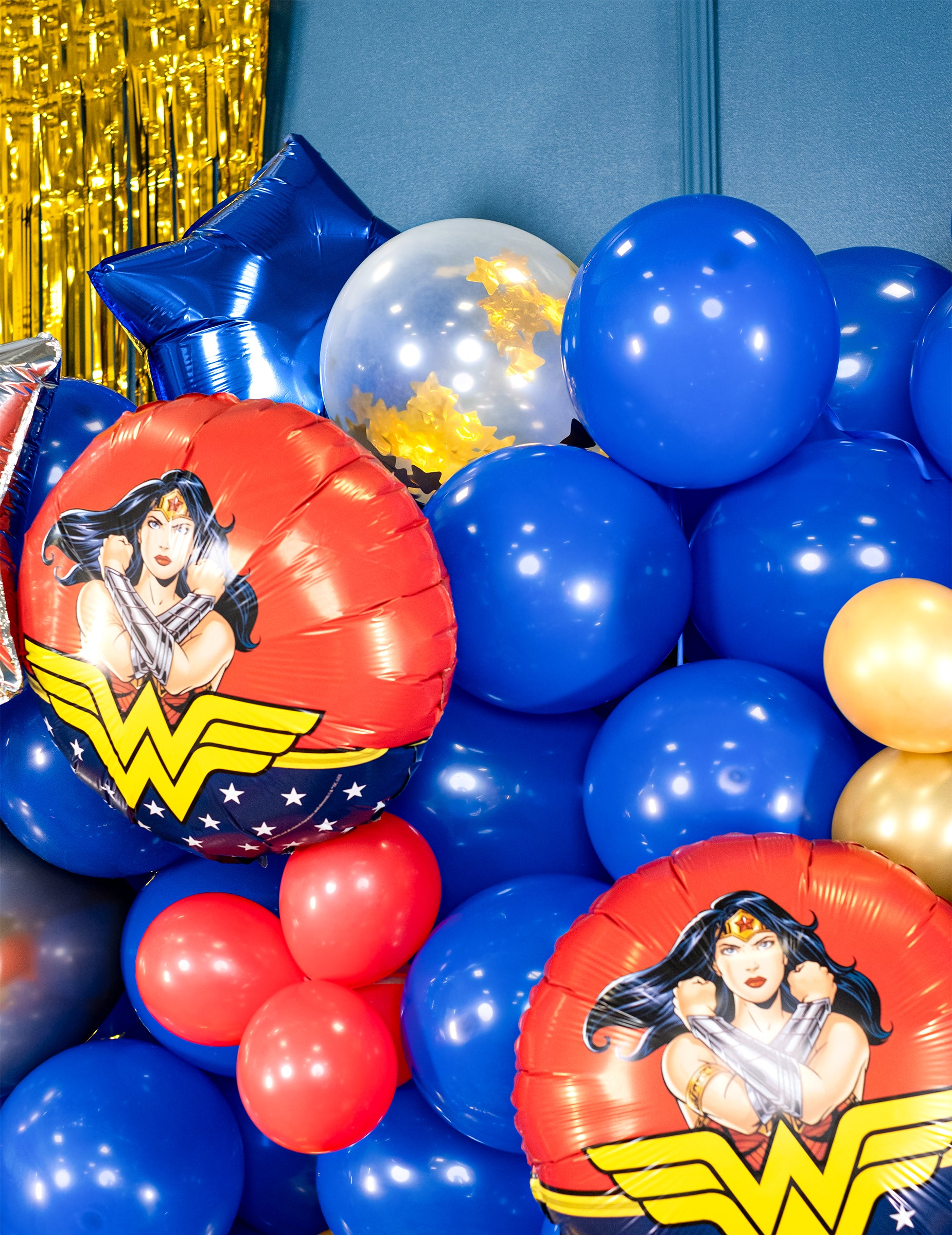 Mise en situation décorative du ballon en latex transparent avec étoiles dorées