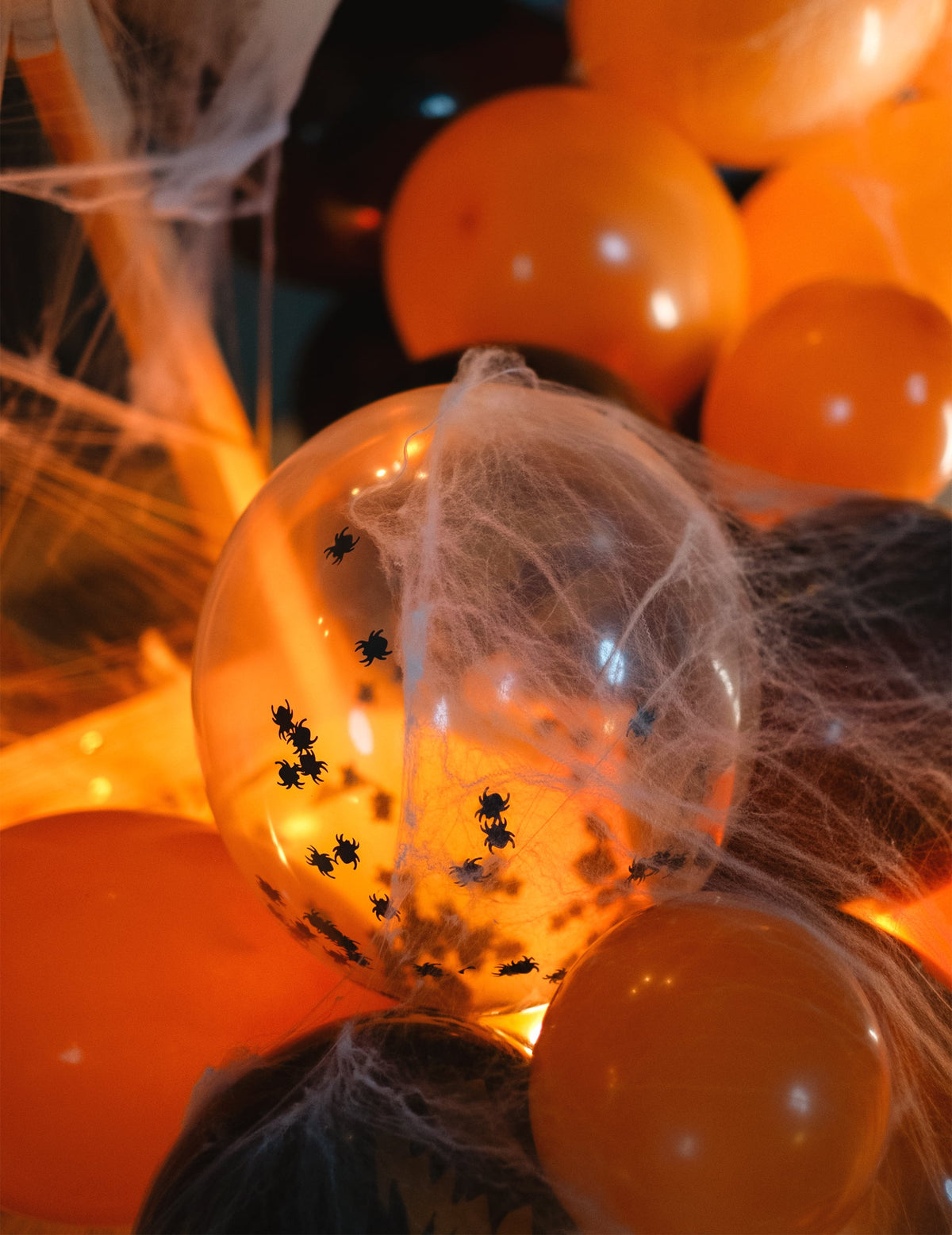 Gros plan sur les confettis et la toile d'araignée des ballons en latex araignées pour fête
