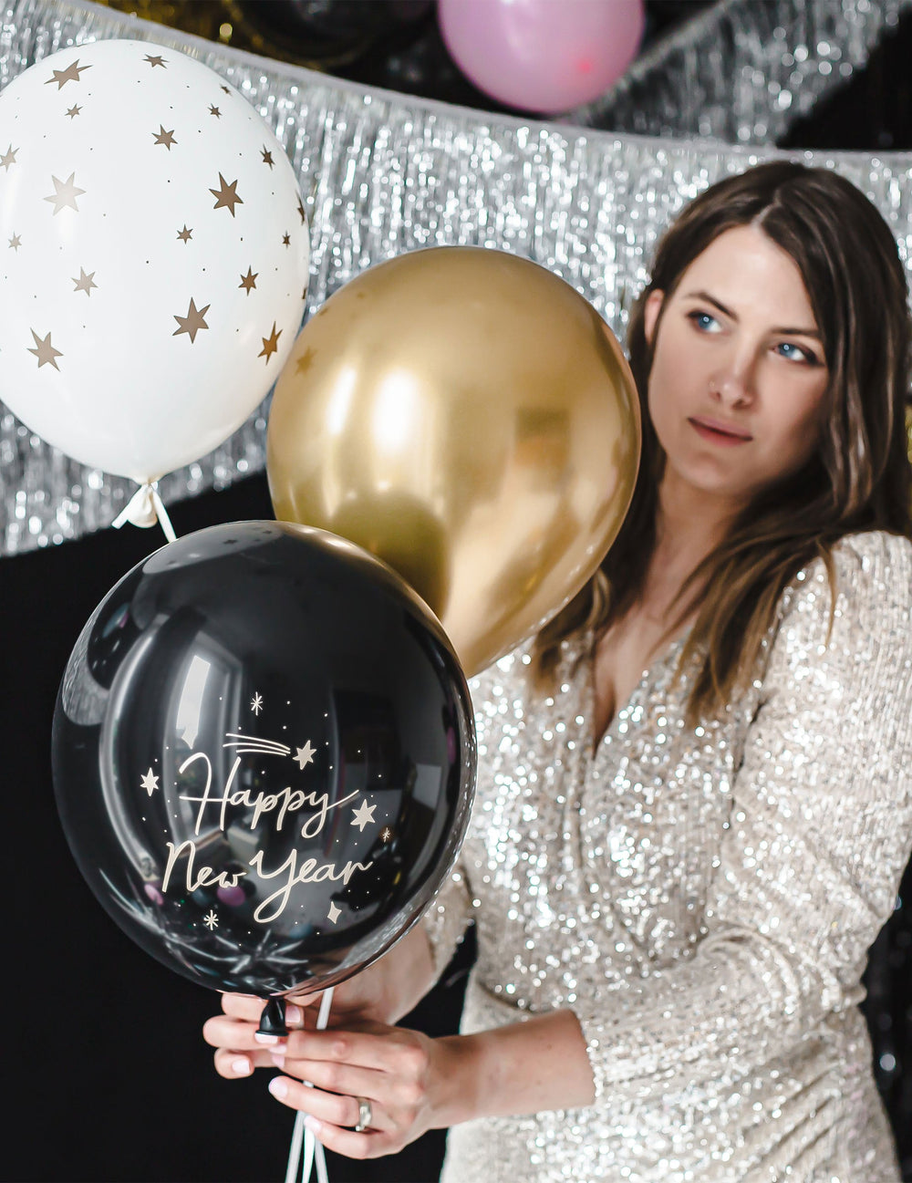 Mise en situation festive des ballons Happy New Year noir et or
