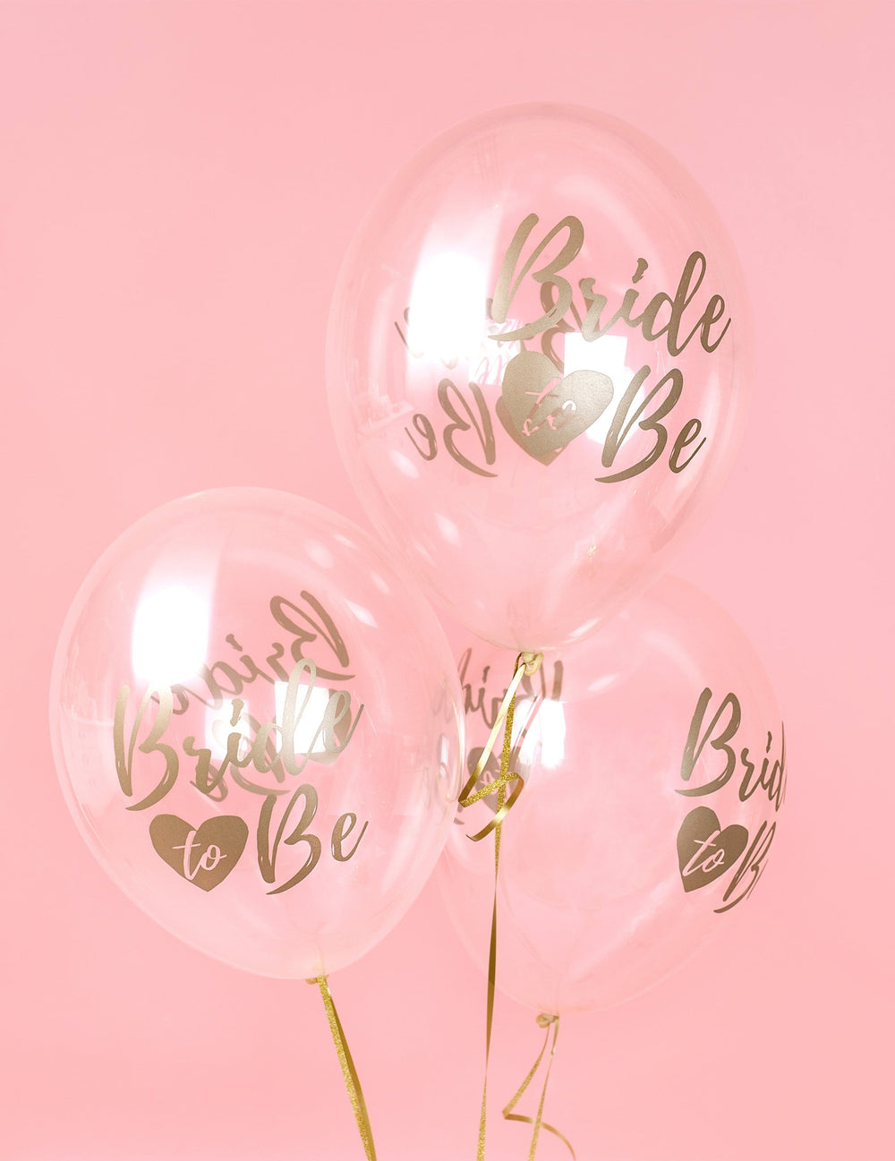 Gros plan sur l'inscription dorée des ballons transparents bride to be pour décoration evjf