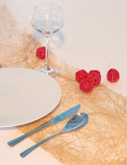 Mise en situation de table des boules décoratives en osier pour décoration de fête