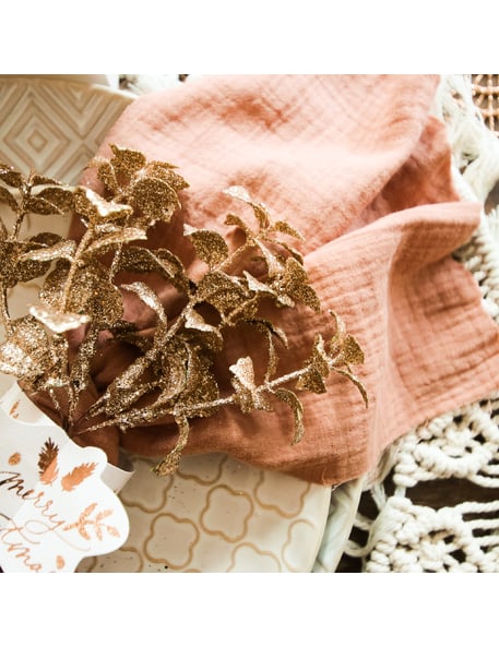 Détail des paillettes cuivrées du 6 branches d'eucalyptus Noël féerique