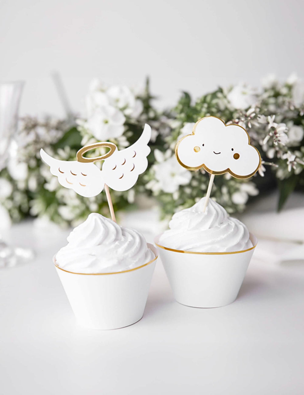 Postavitev za kolačke z lesenimi cake toppersi oblaki in krila za baby shower