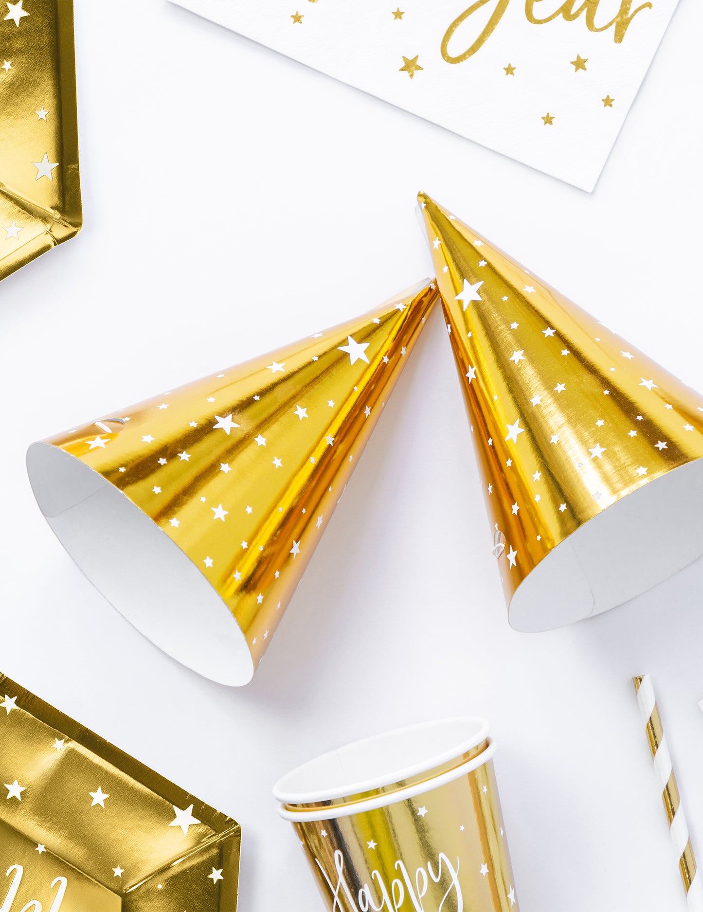 Gros plan des chapeaux de fête en carton étoiles blanches pour anniversaire dorés