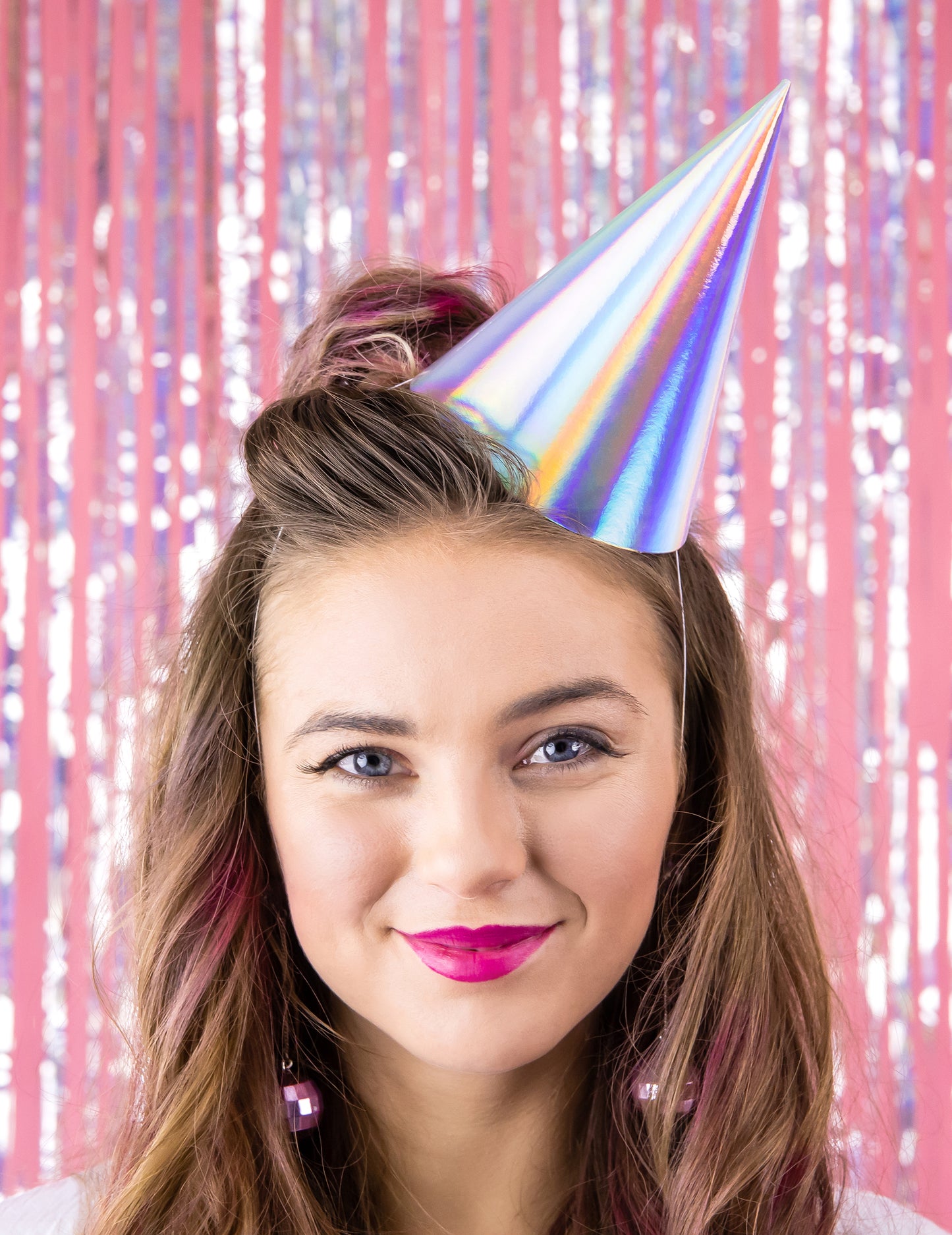 6 mavričnih kartonskih klobukov za zabave 10 x 16 cm z elastiko