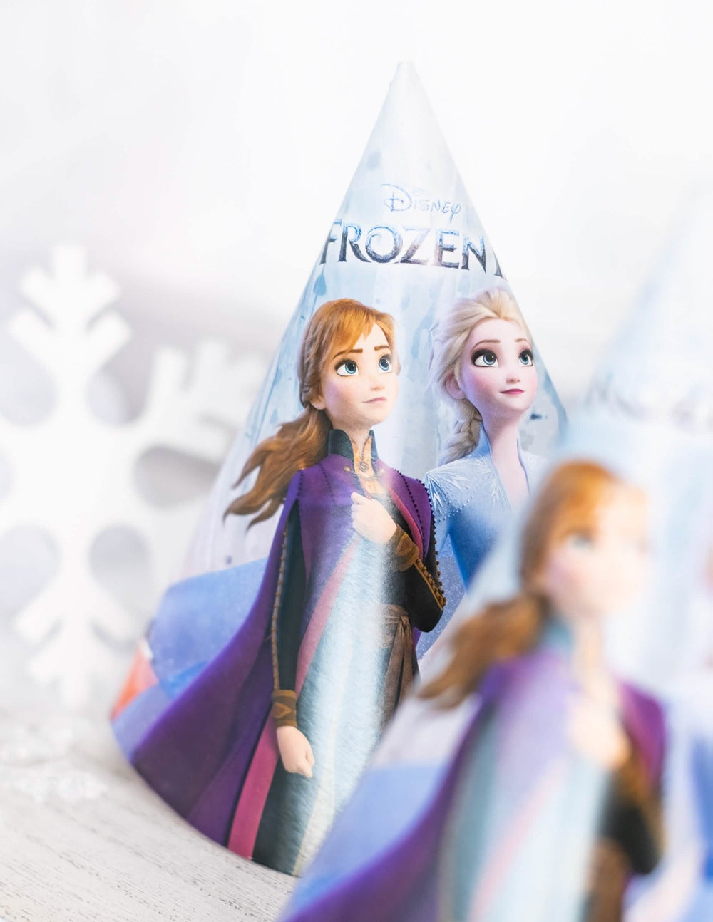 Velik plan likov Anna in Elsa na kartonskem party klobuku Ledeno kraljestvo 2