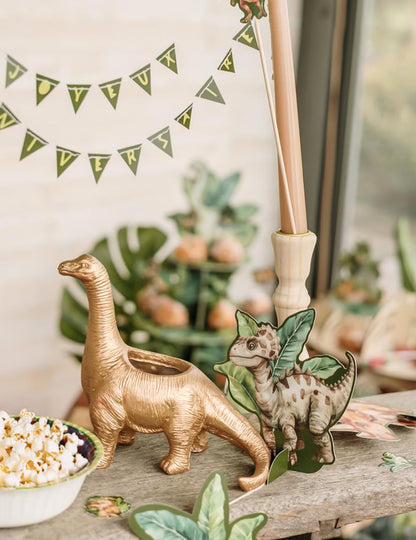Mise en scène des décorations à poser dinosaures pour anniversaire