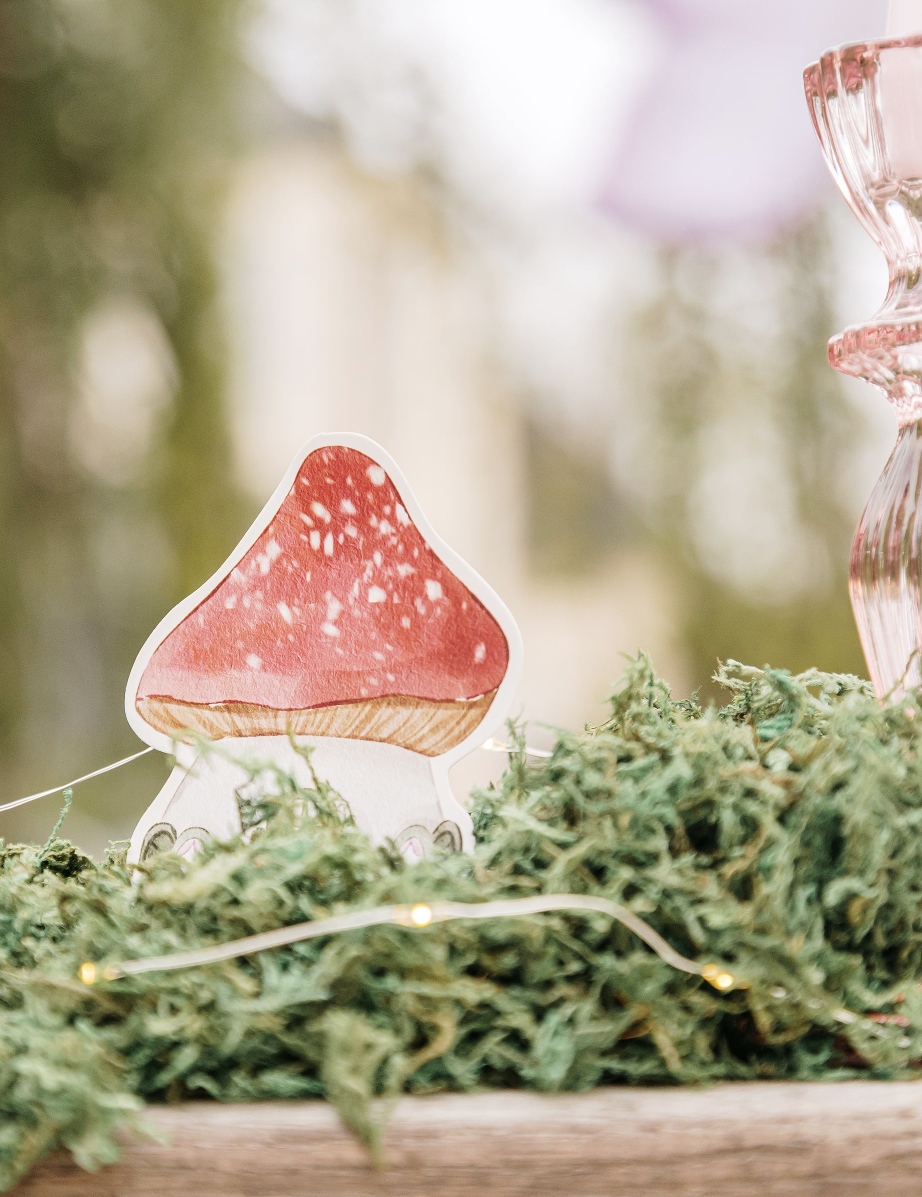 Détail d'un champignon en papier des 6 décorations à poser fée