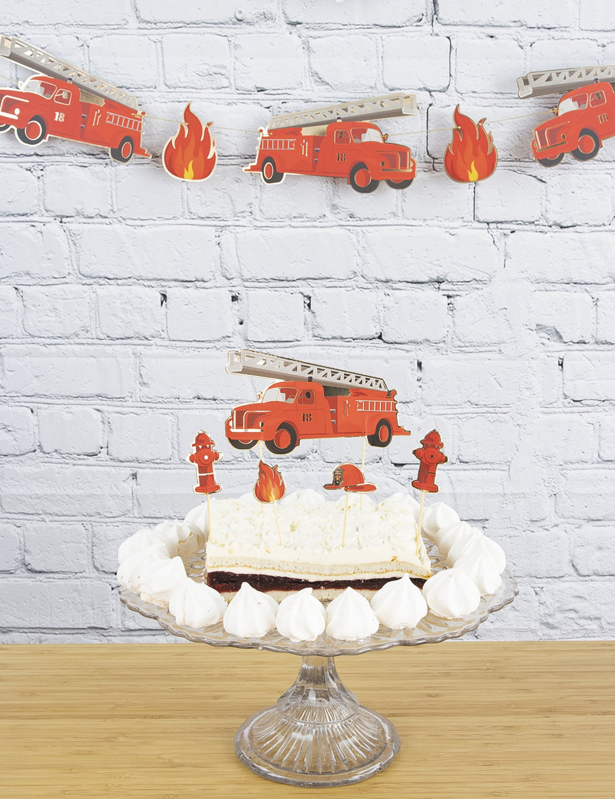 Mise en scène sur un gâteau des 6 décorations pour gâteau Pompier