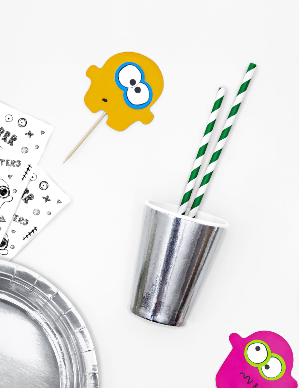 Mise en situation des gobelets argentés pour fête avec pailles et accessoires de table
