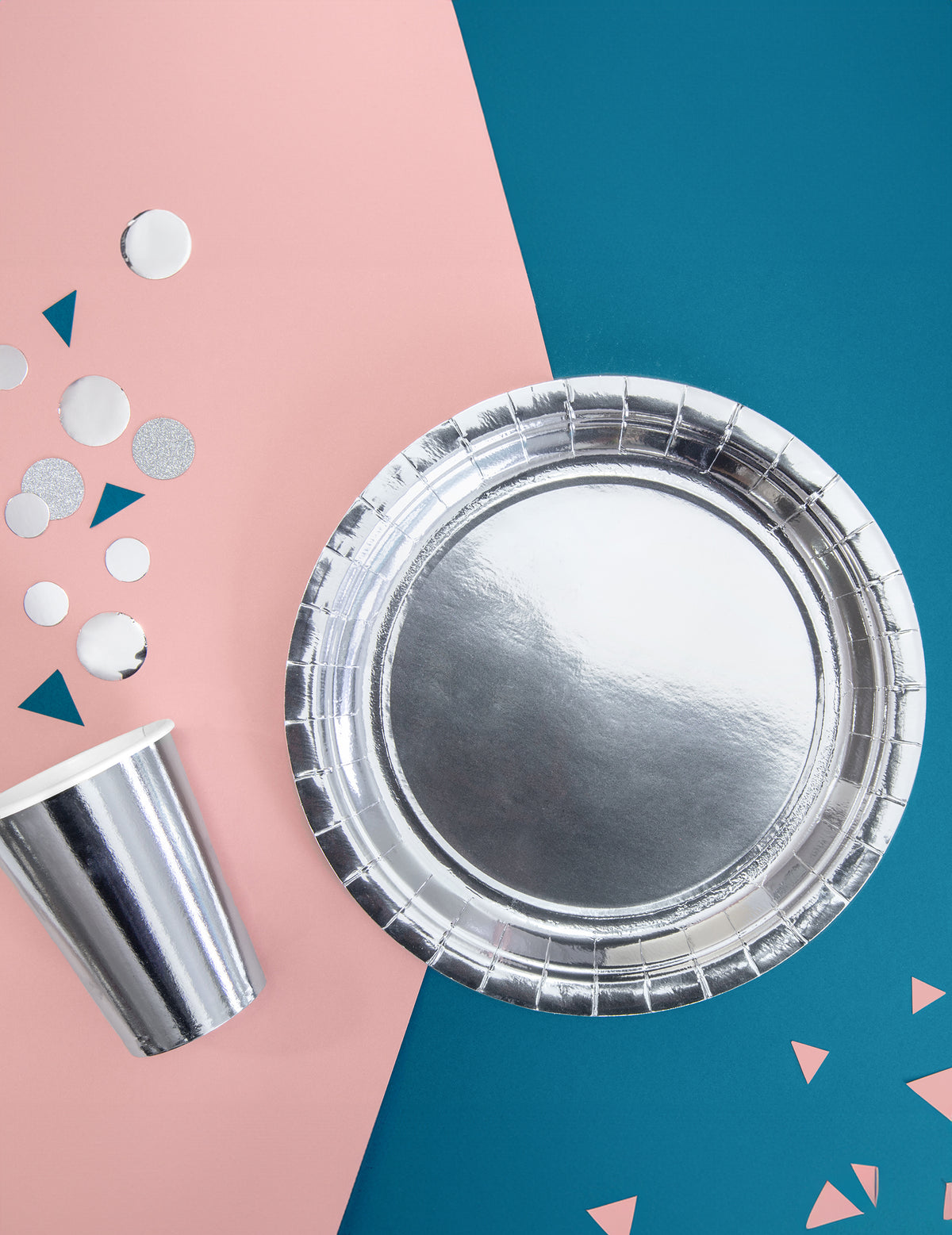 Mise en situation avec assiette et confettis des gobelets argentés pour fête
