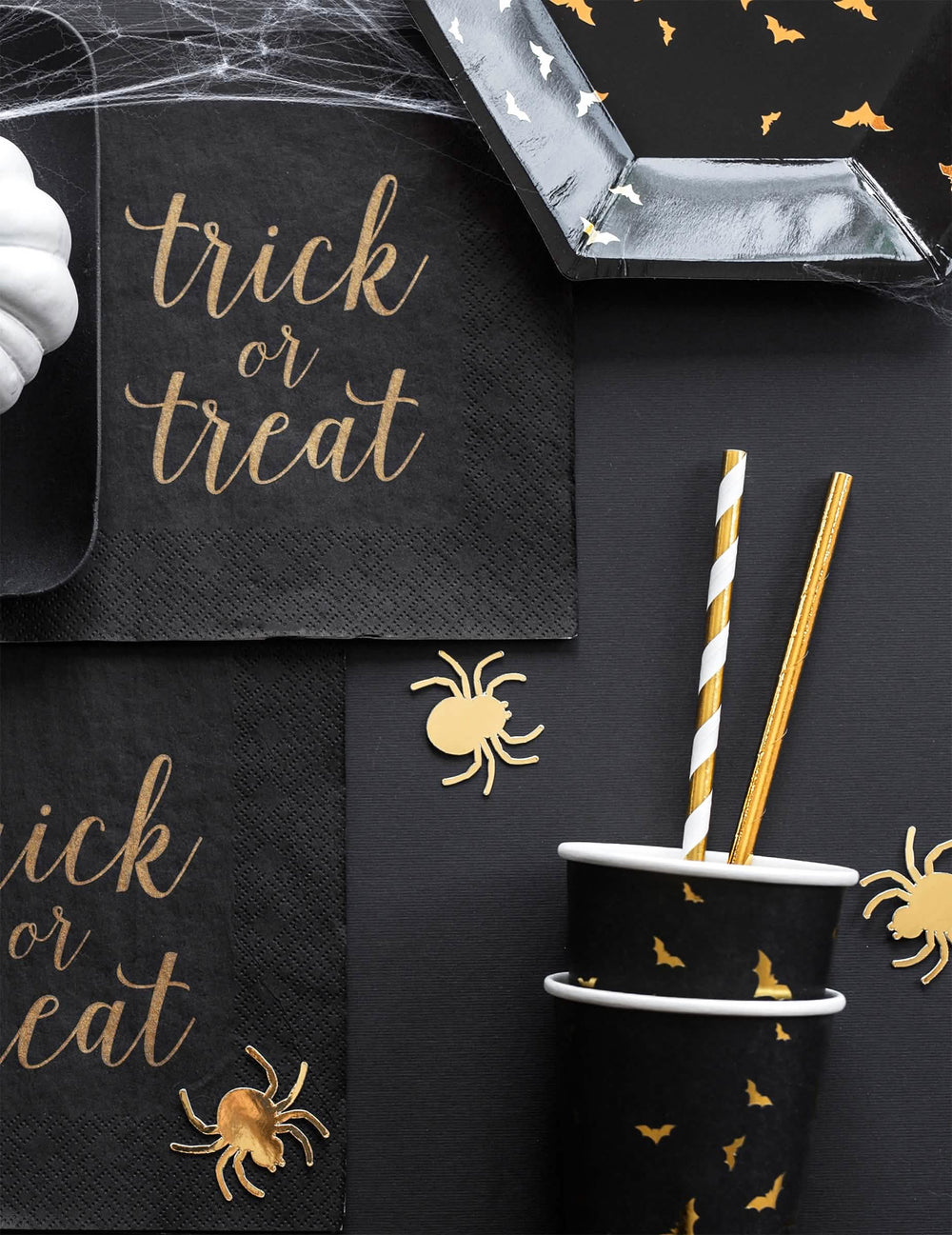 Podrobnosti o servietah in slamiceh z kartonskimi lončki netopirja za halloween