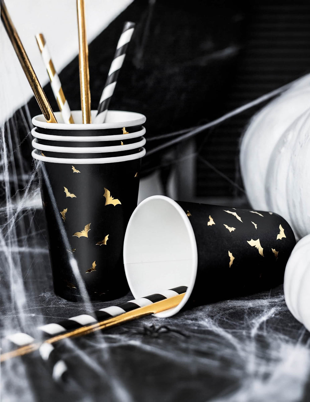 Postavitev s slamice kartonskega lončka netopir za halloween