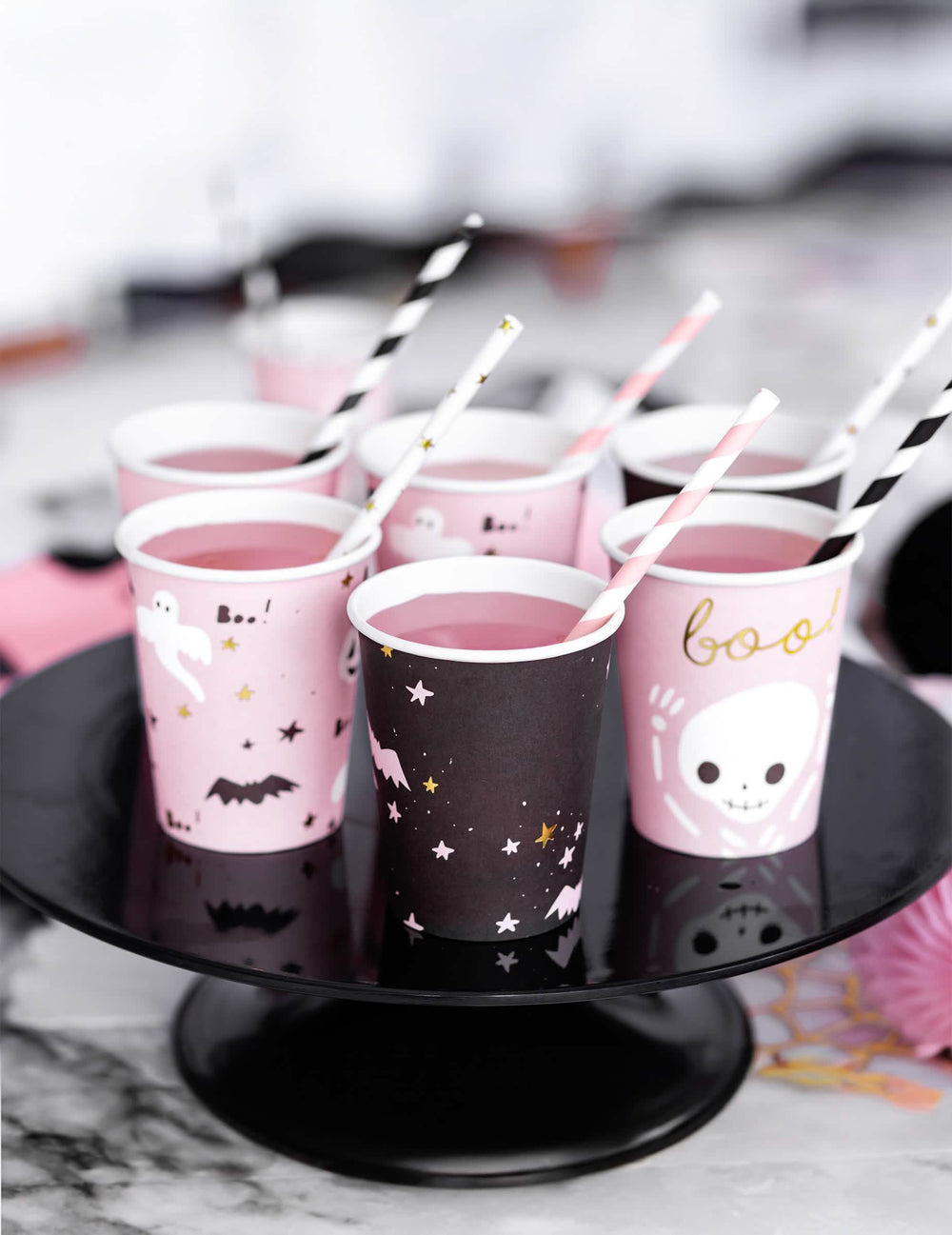 Bližnji posnetek vzorcev na kartonskih kozarcih za halloween
