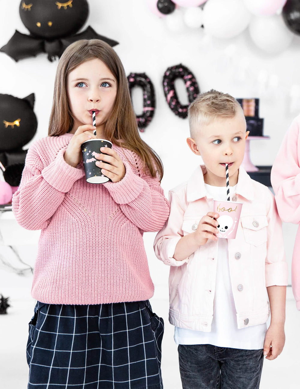 Otroci, ki uporabljajo kartonske kozarčke halloween
