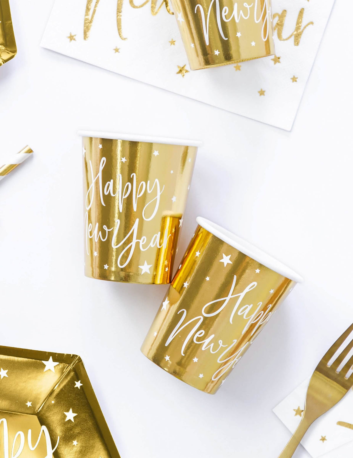Postavitev na praznično mizo s kartonskimi kozarci Happy New Year