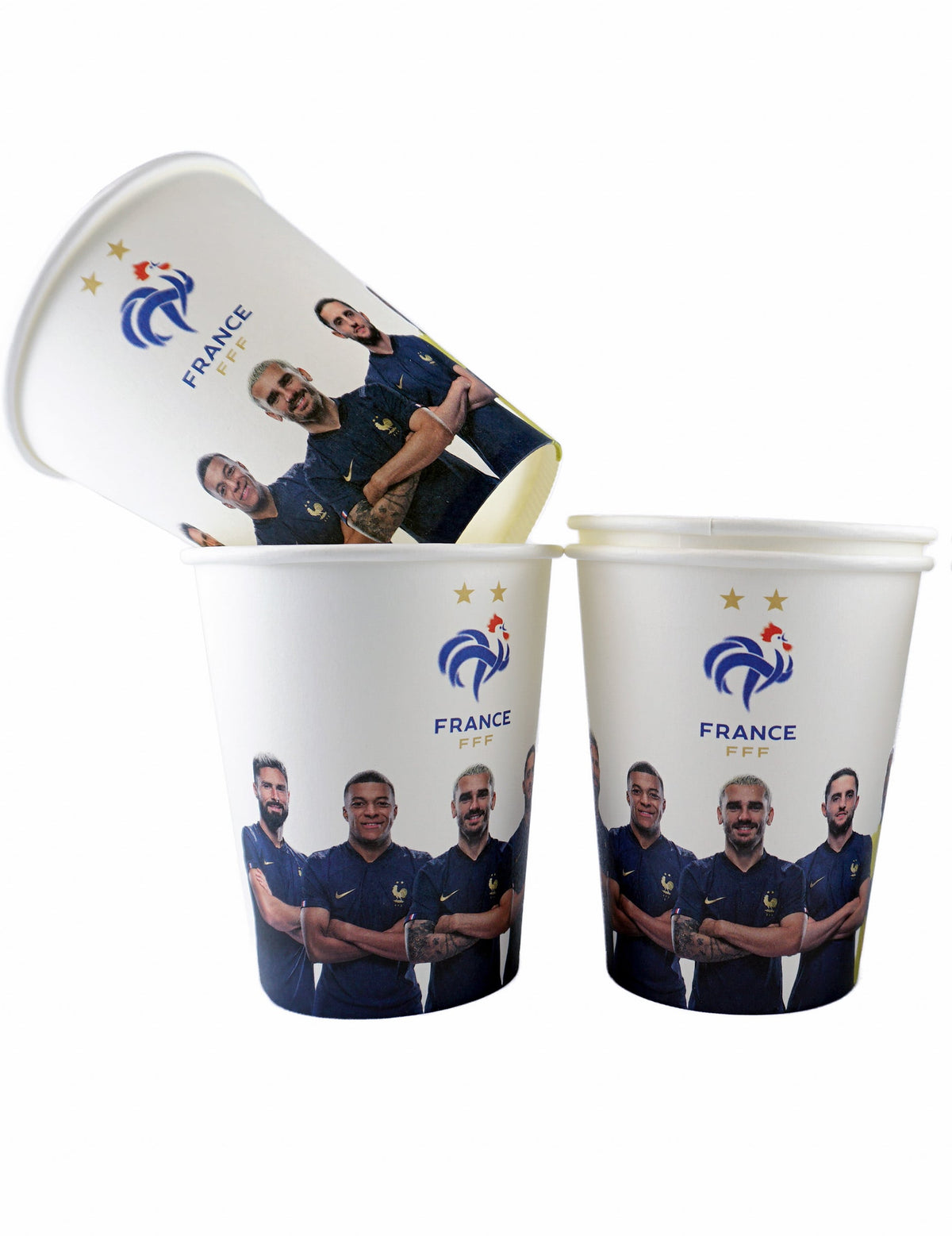 Vue d'ensemble de trois exemplaires des Gobelets FFF pour supporters