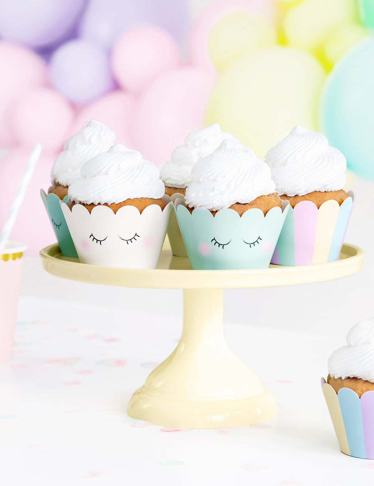 Pregled stojala z pastelnimi dekoracijami za cupcake s samorogi