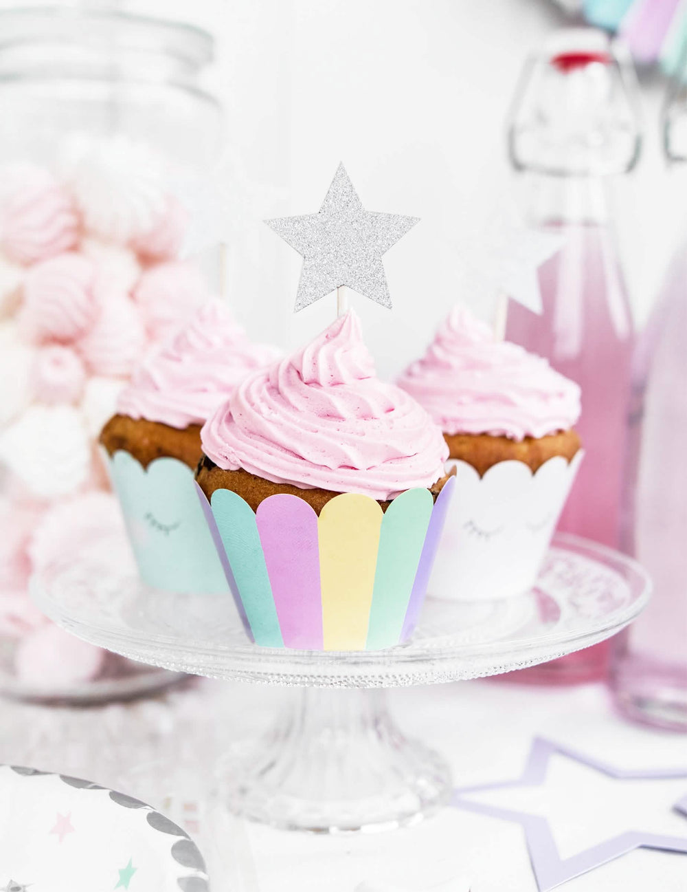 Postavitev na stojalu za cupcake okraske samorogi