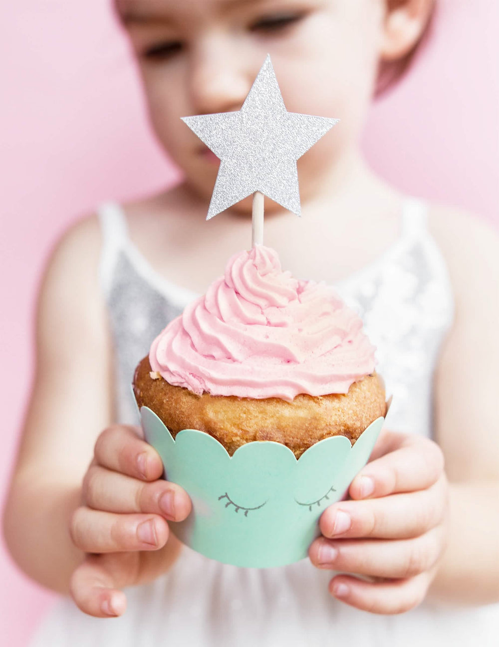 Prikaz cupcakea, okrašenega z pastelnim okrasjem za cupcake z samorogi