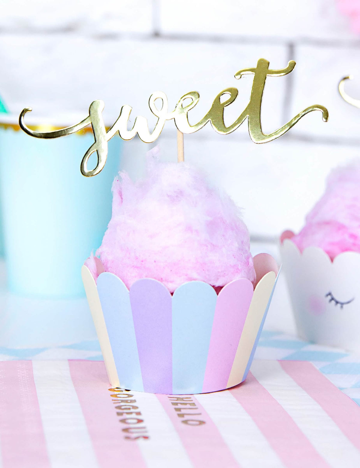 Postavitev s sladkim topperjem za cupcake oblekic s samorogi