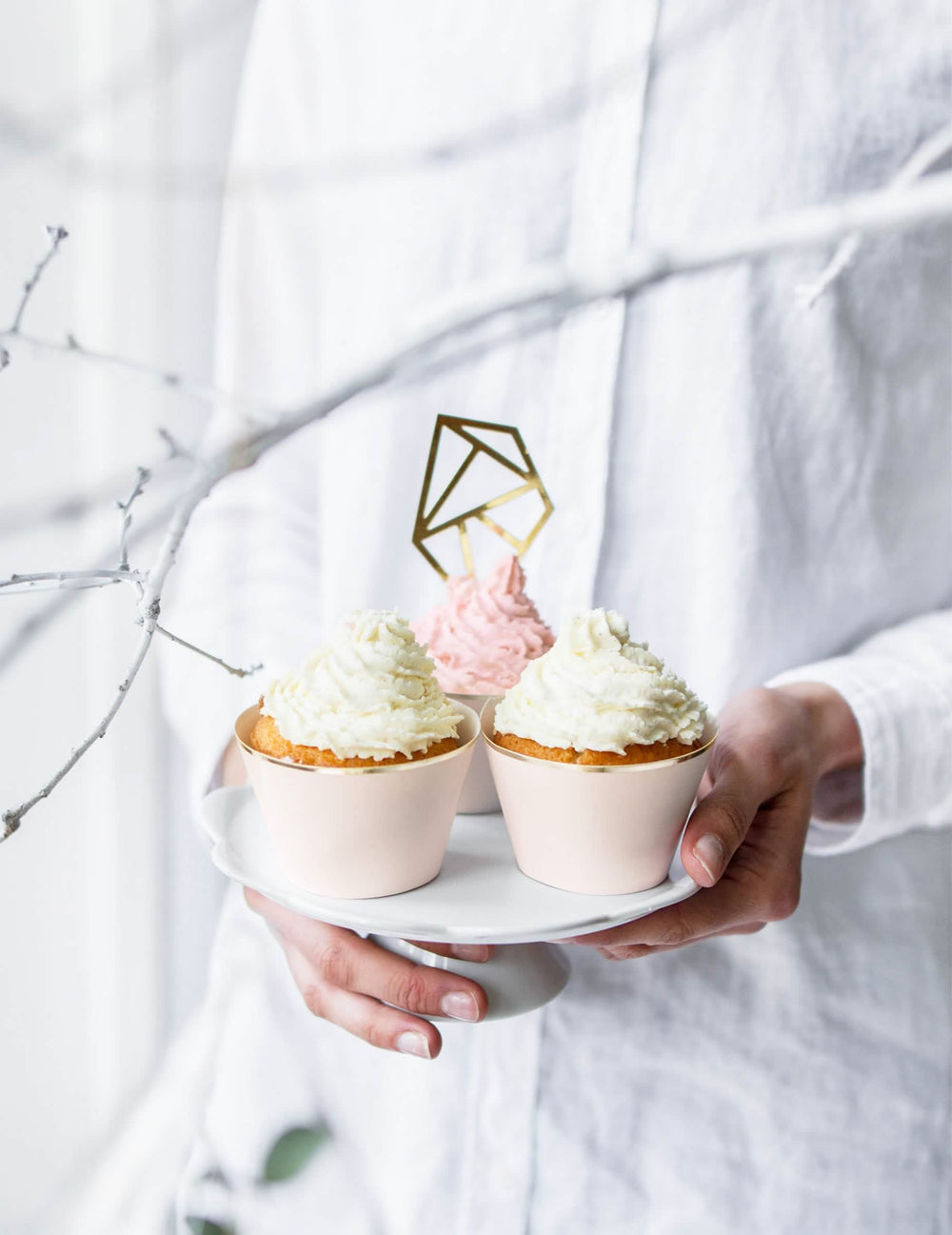 Postavitev dekoracij za cupcake v puder roza in kovinsko zlata kartonu