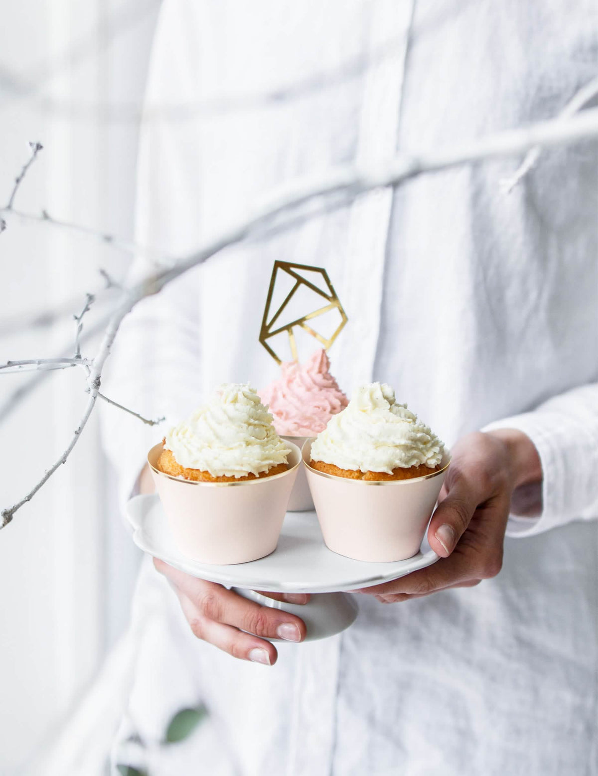 Postavitev dekoracij za cupcake v puder roza in kovinsko zlata kartonu
