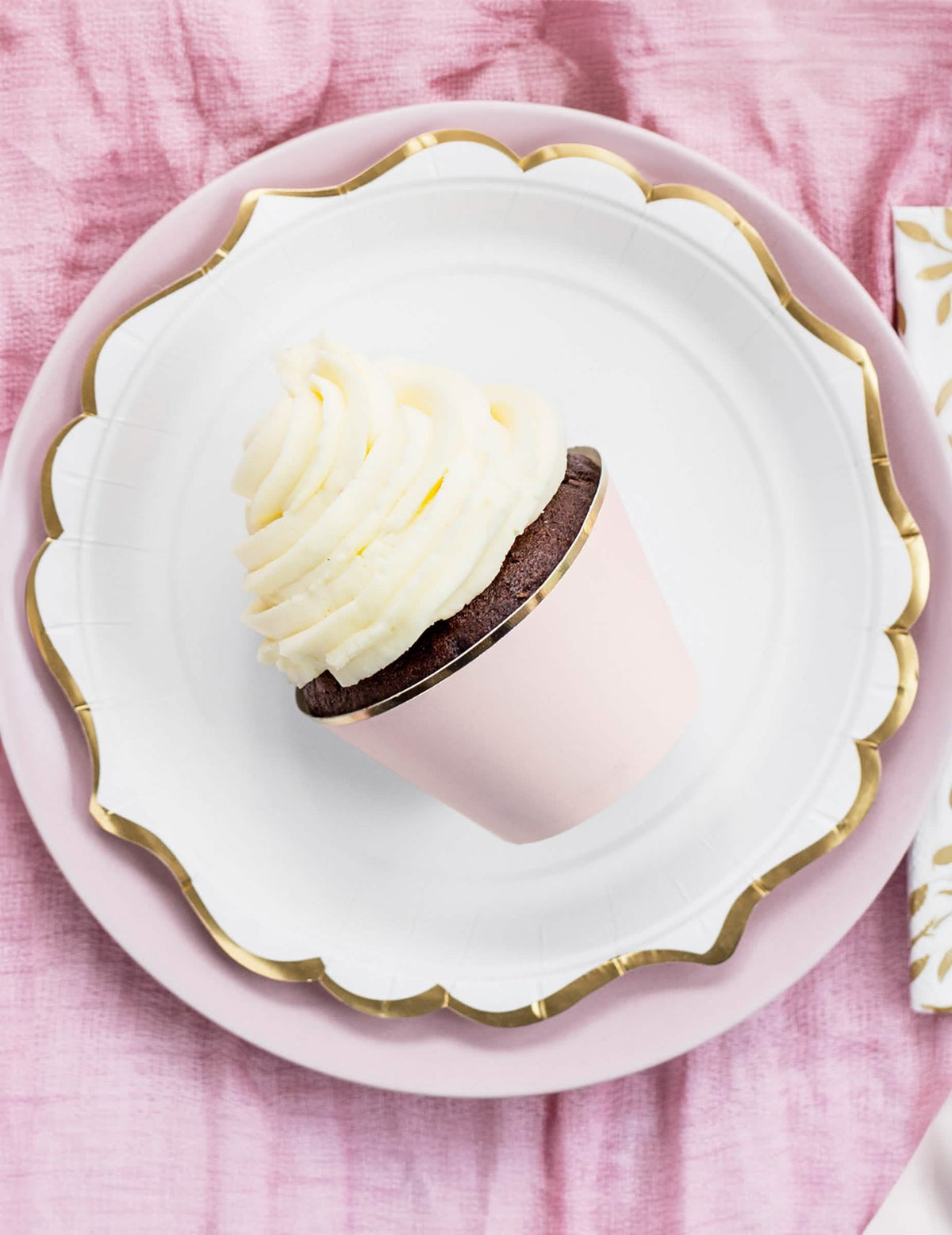Velik načrt okraskov za cupcake v pudrasto roza in kovinsko zlata kartonu
