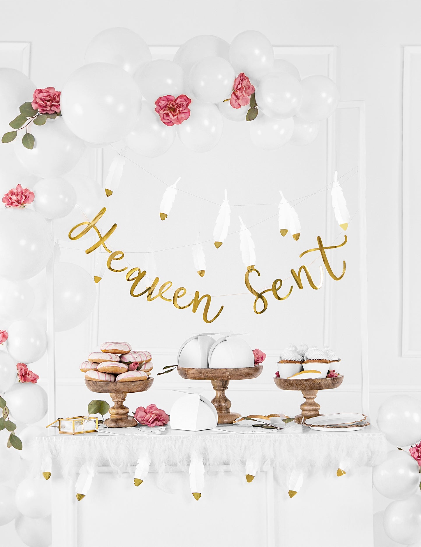 6 belih in zlatih papirnatih okraskov za kolačke za poroke