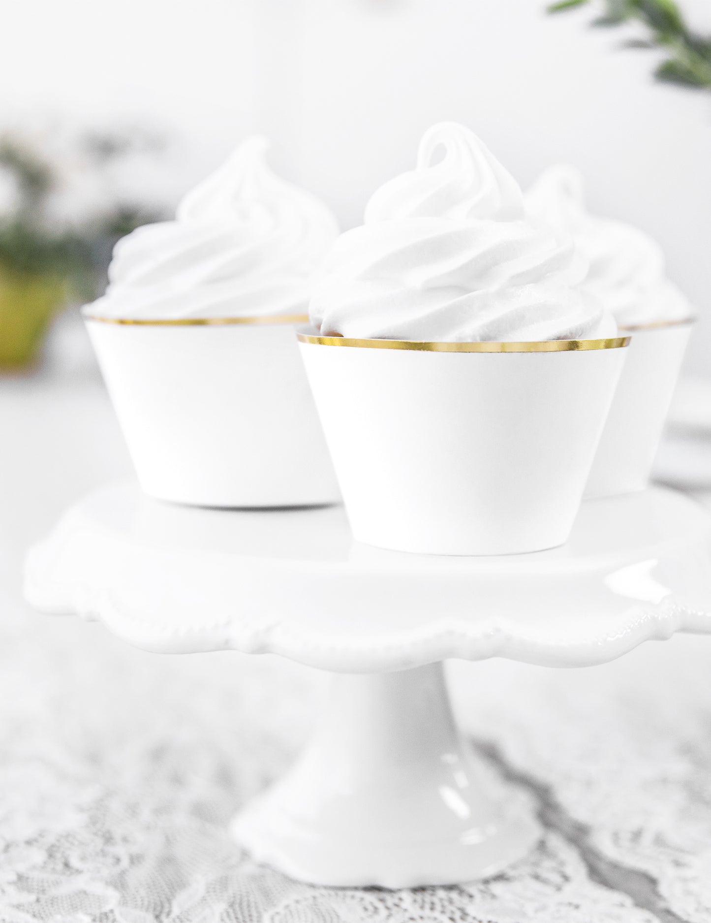 6 belih in zlatih papirnatih okraskov za kolačke za poroke