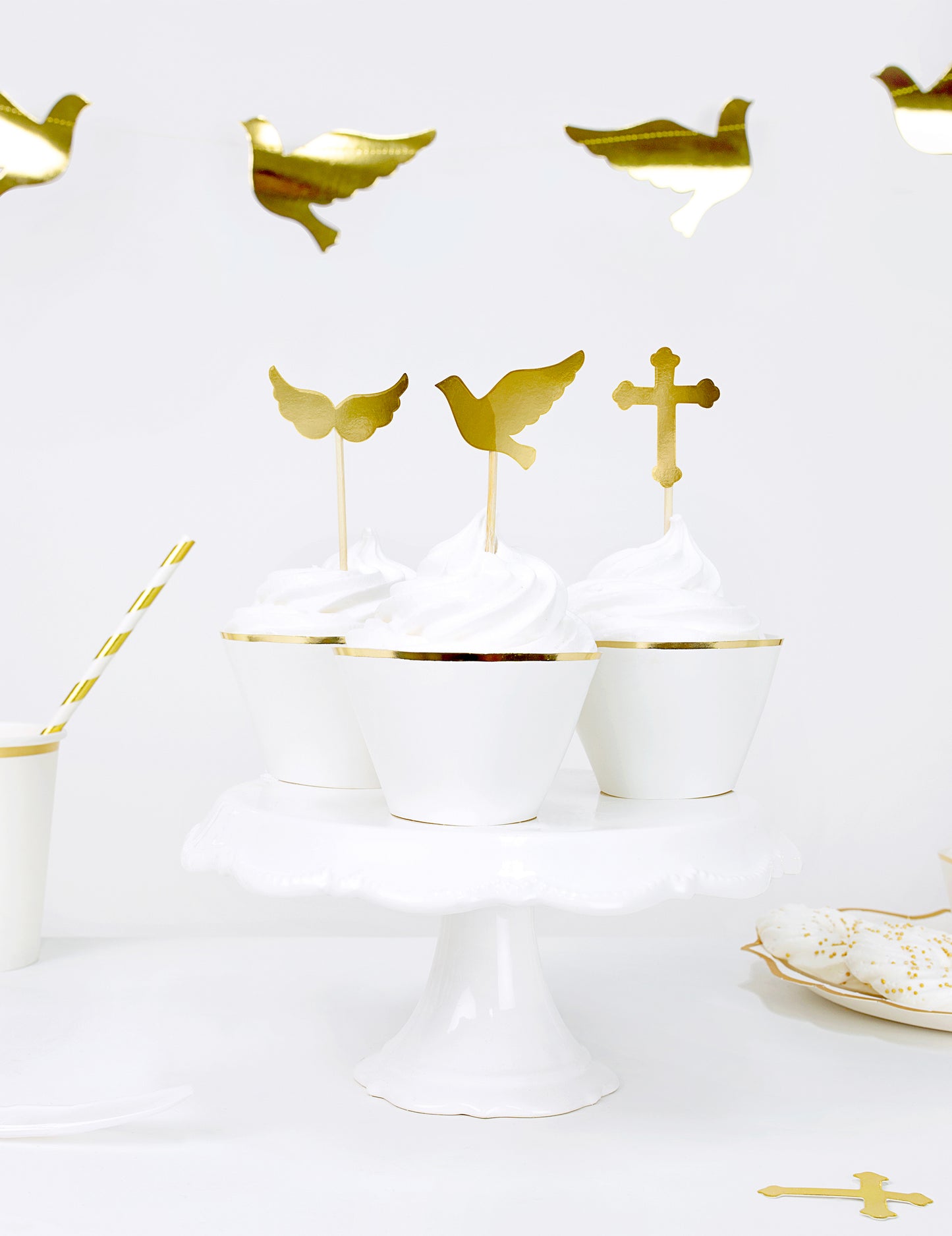6 belih in zlatih papirnatih okraskov za kolačke za poroke
