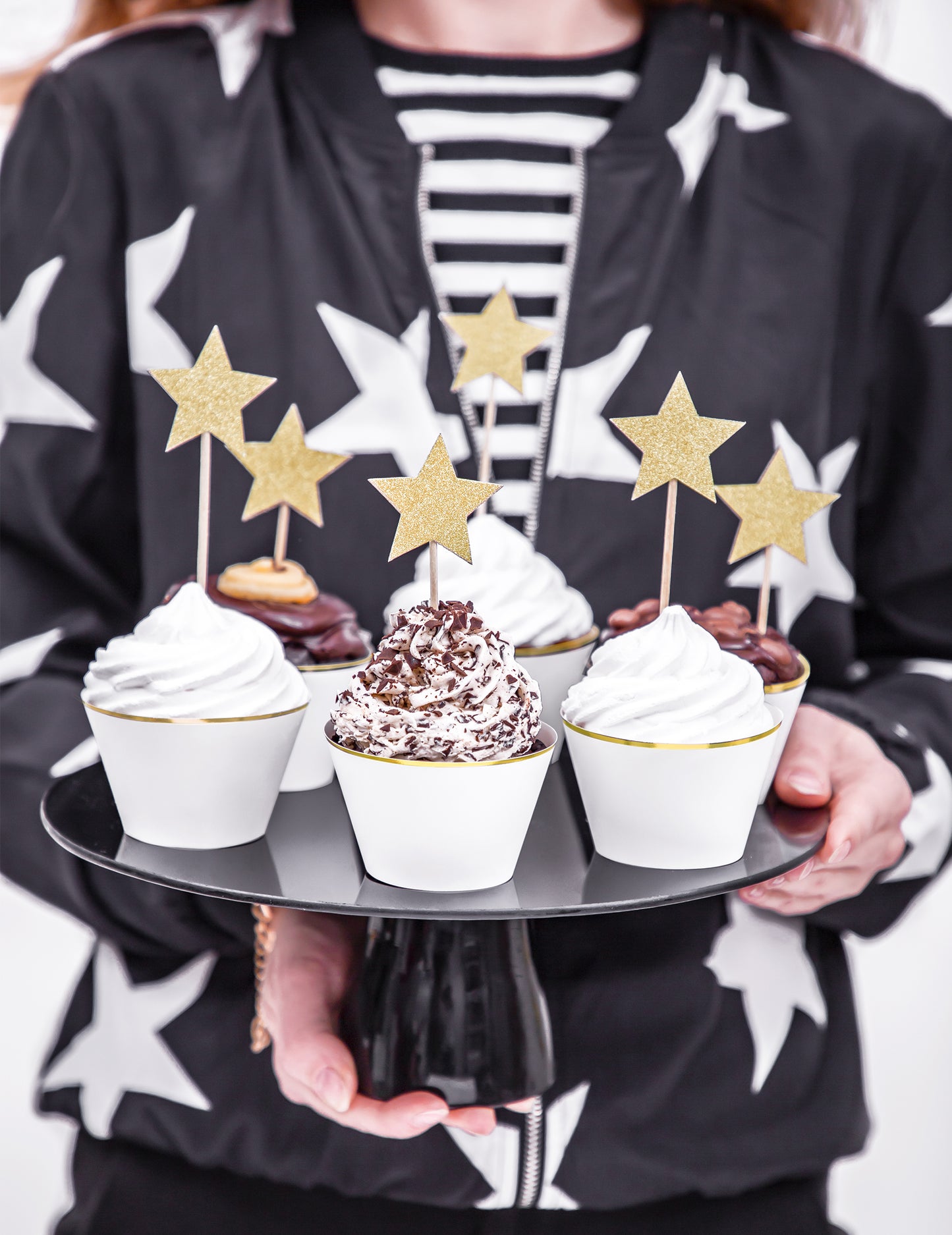 6 belih in zlatih papirnatih okraskov za kolačke za poroke