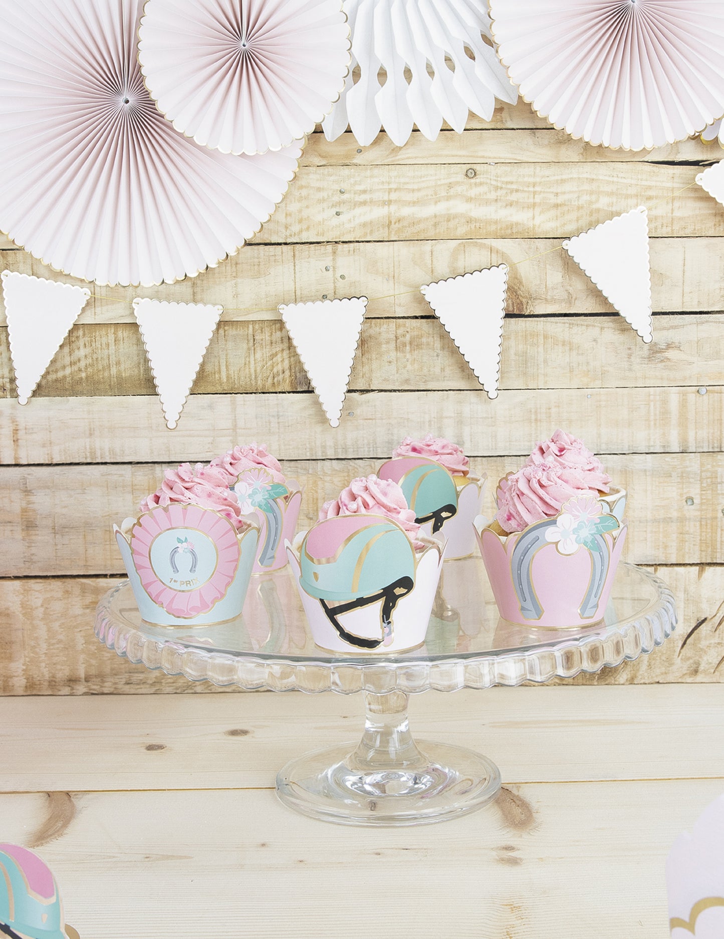 6 modrih in pastelno roza papirnatih modelčkov za kolačke v obliki konjička