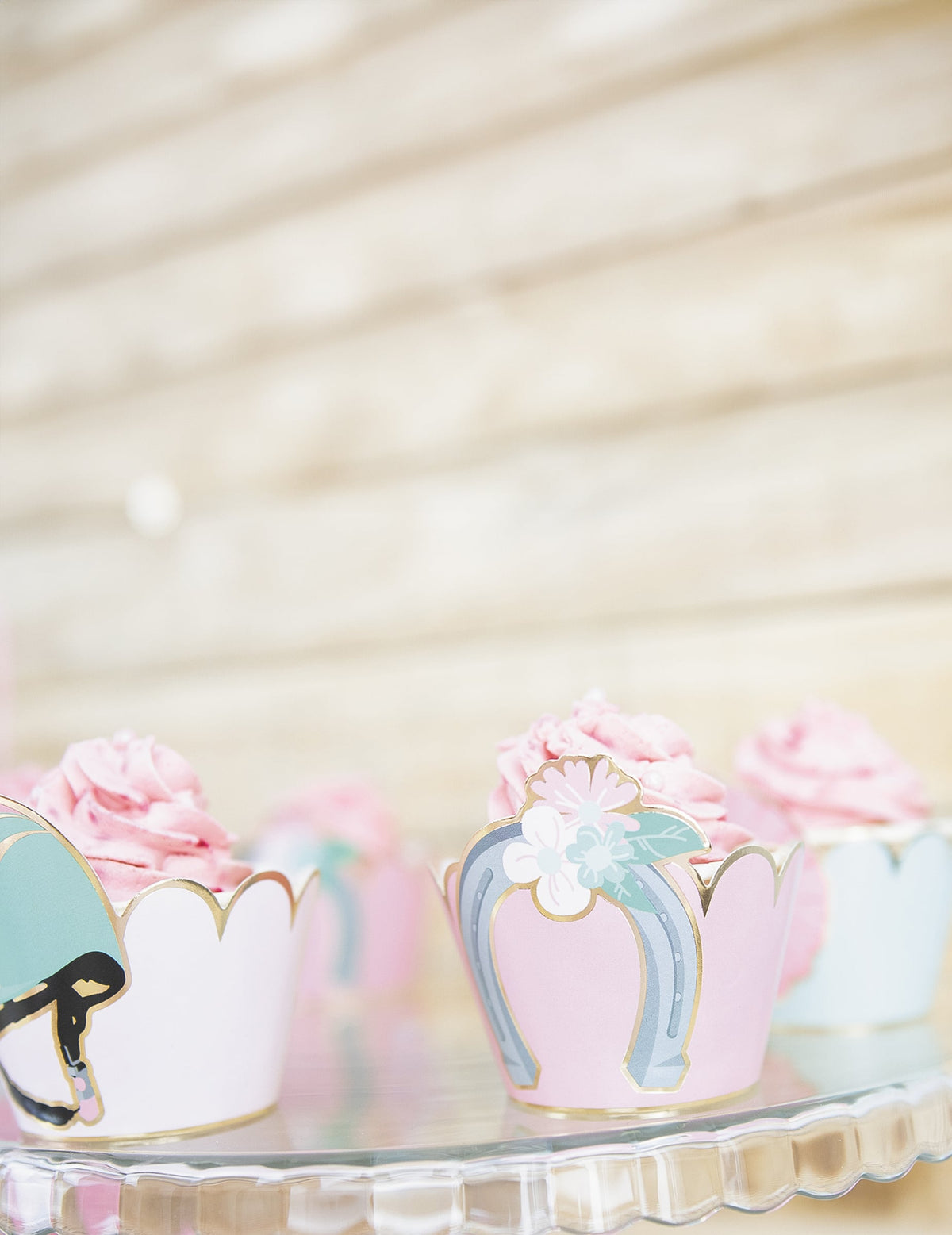 Gros plan sur le motif fer à cheval des habillages moules à cupcake cheval bleu et rose pastel