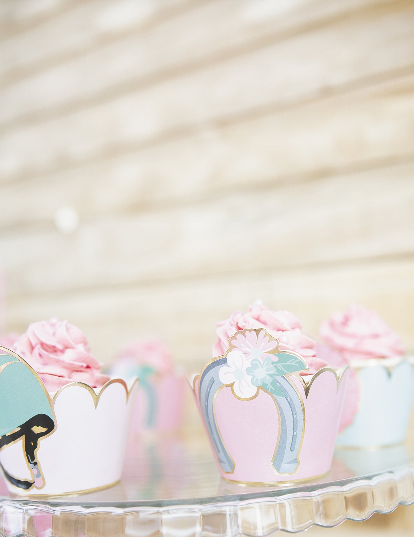 6 modrih in pastelno roza papirnatih modelčkov za kolačke v obliki konjička