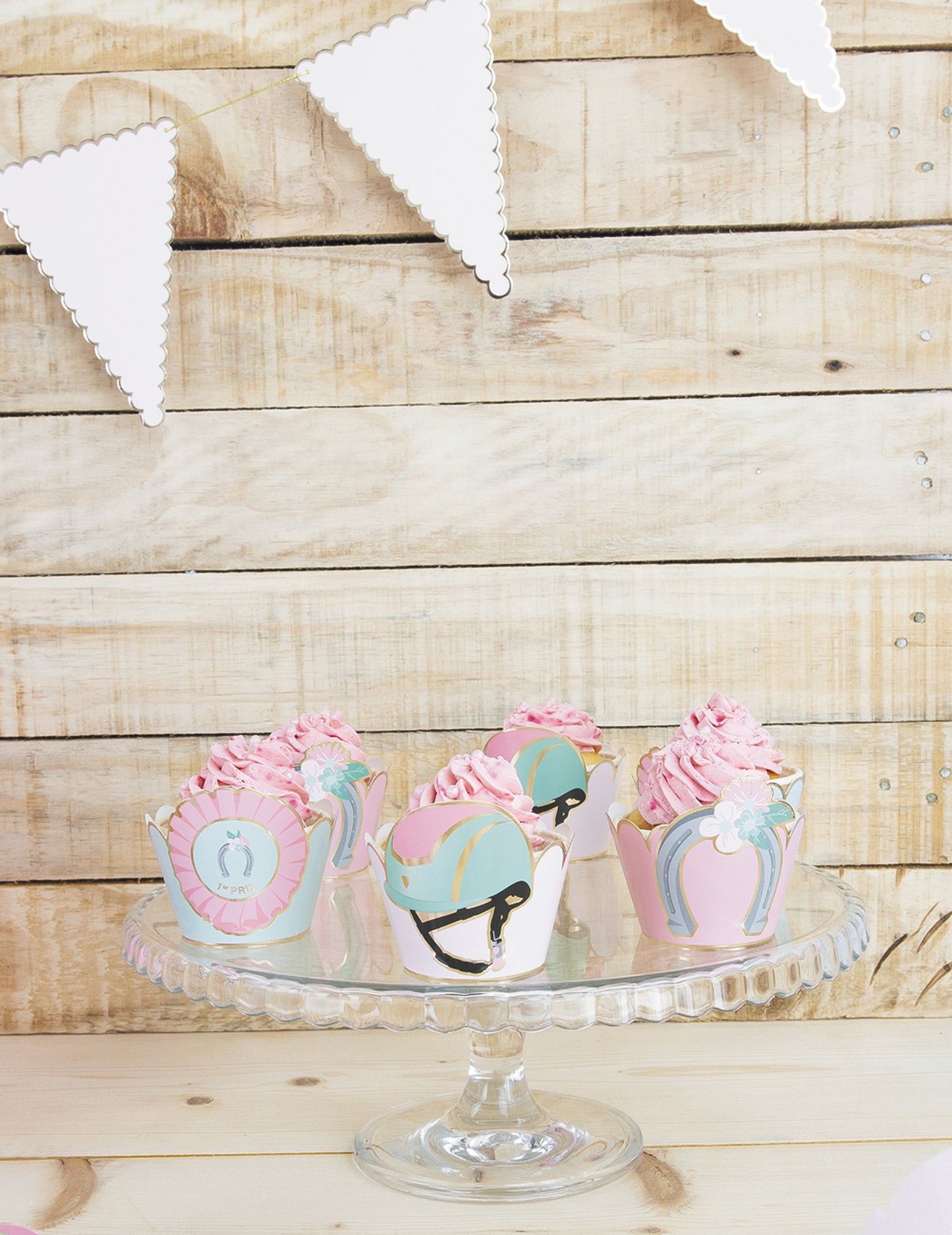 6 modrih in pastelno roza papirnatih modelčkov za kolačke v obliki konjička