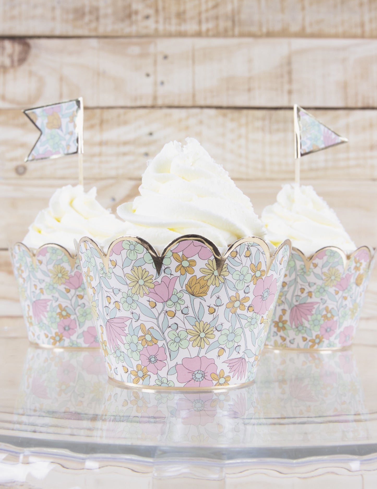 Mise en situation avec pics drapeaux des habillages moules à cupcake shabby à fleurs liberty
