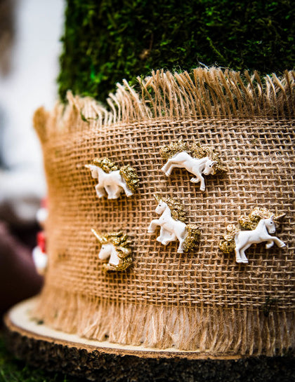 6 belih samorogov iz samolepilne smole z zlatimi bleščicami 3 cm