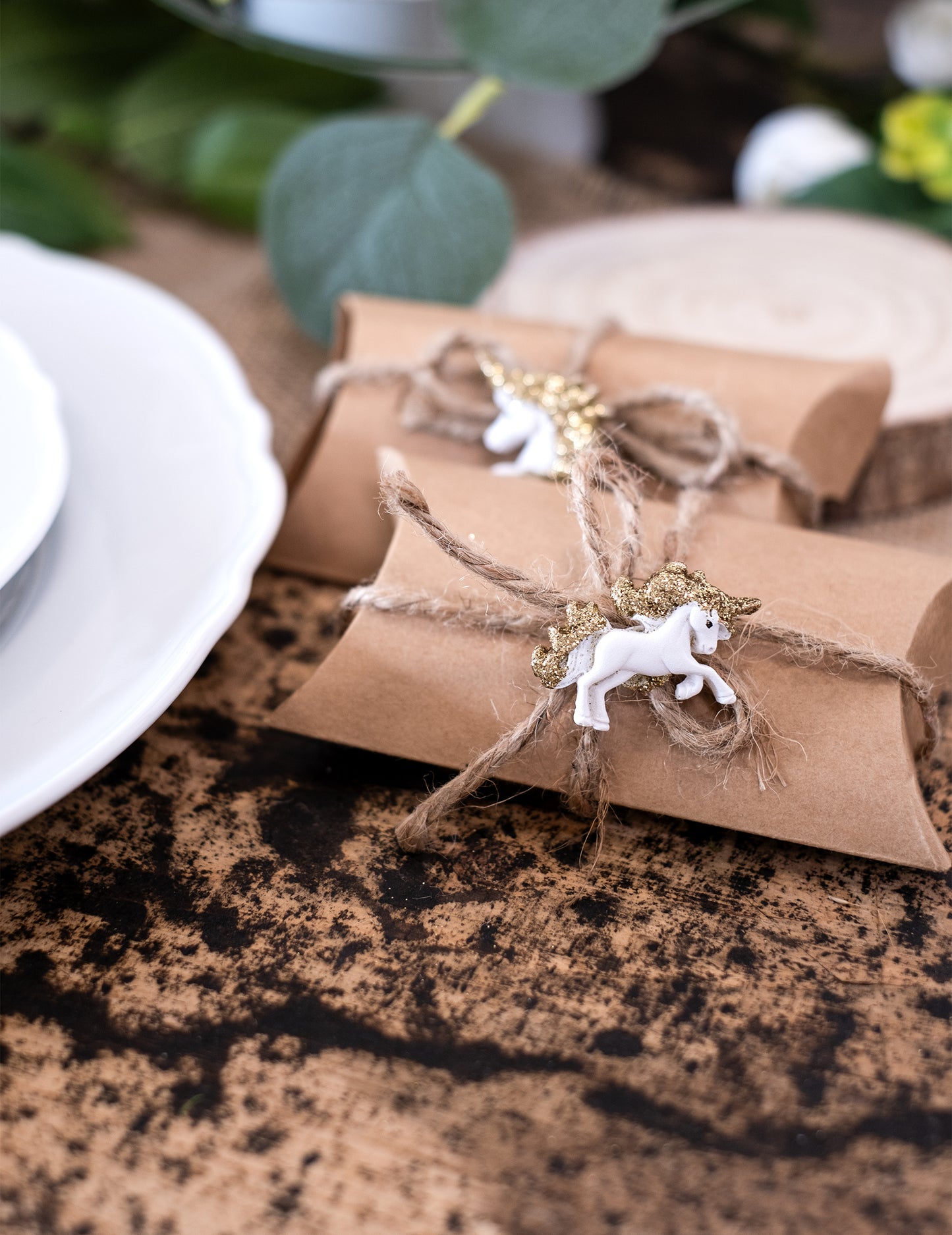 6 belih samorogov iz samolepilne smole z zlatimi bleščicami 3 cm