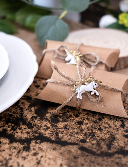 6 belih samorogov iz samolepilne smole z zlatimi bleščicami 3 cm