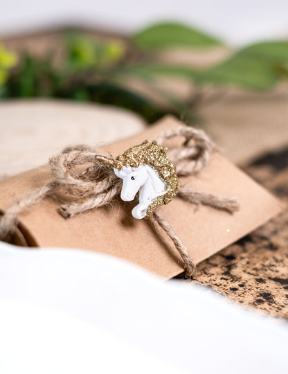 6 belih samorogov iz samolepilne smole z zlatimi bleščicami 3 cm