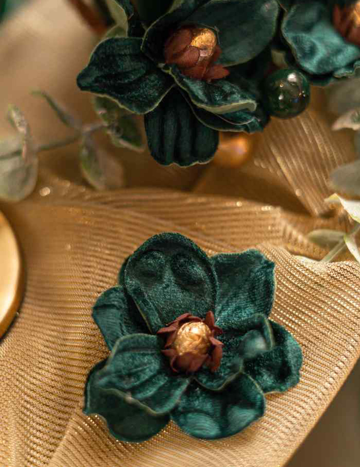 6 magnolias adhésifs velours vert foncé et or 6 cm