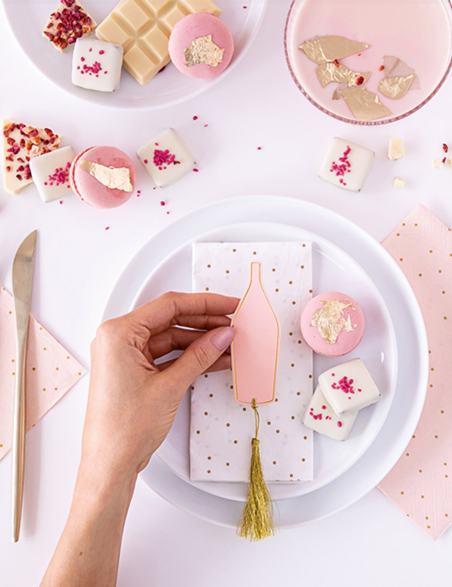 6 roza in zlatih kartonskih kartic v obliki steklenice z zlatimi resicami