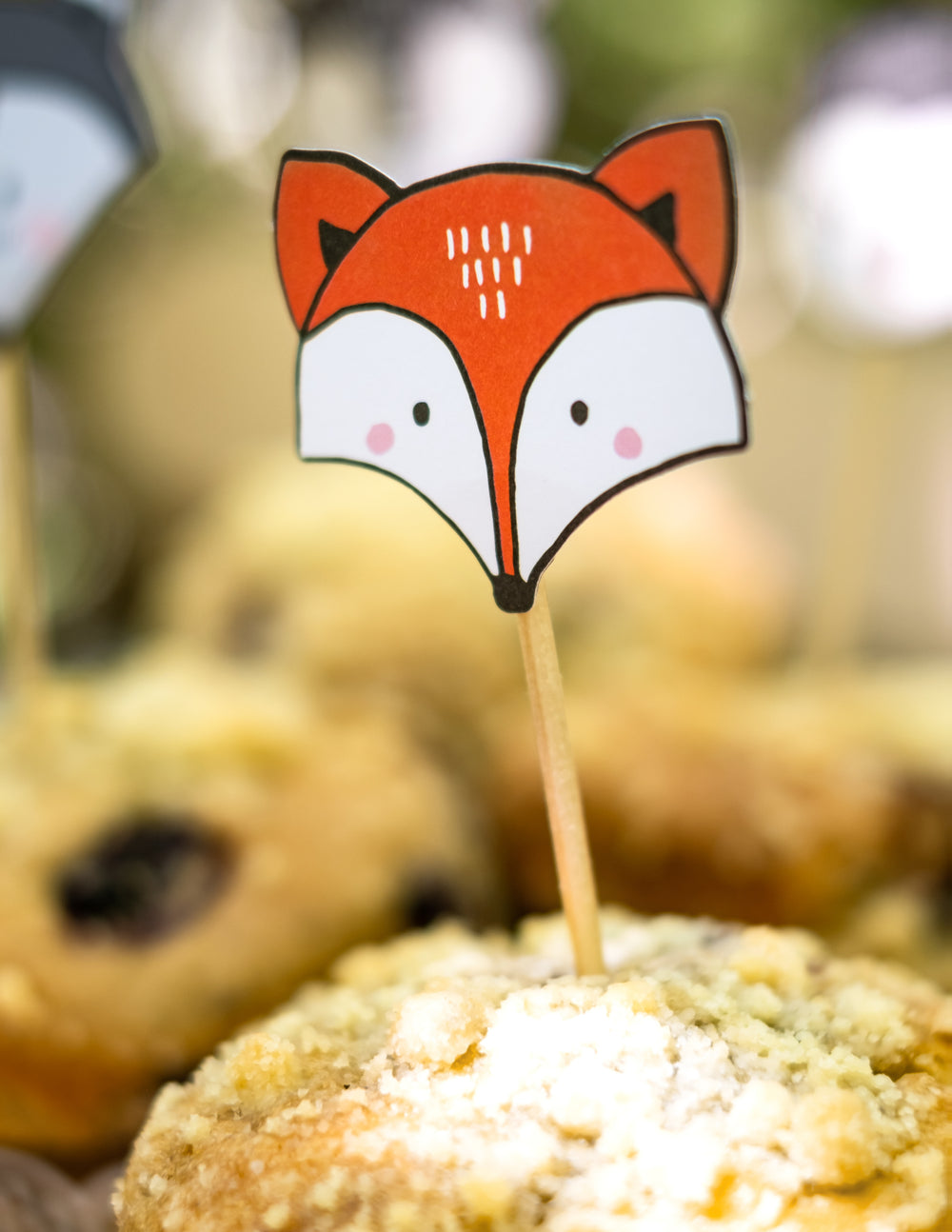 Gros plan sur le pic en bois renard des moules à cupcake et pics en bois animaux de la forêt